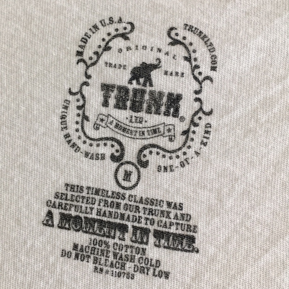 SOLD• {Trunk Ltd} Listen to Kurt Cobain V Neck • - Picture 3 of 5
